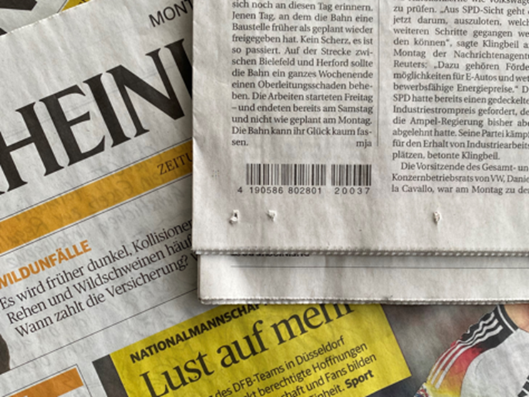 Einige Zeitungen auf dem Stapel, Strichcode auf der Zeitung im Fokus